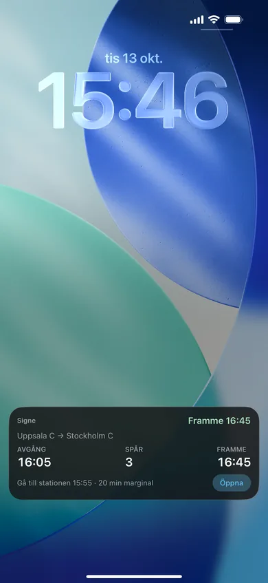 Låsskärmen med Signes Live Activity: Uppsala C till Stockholm C, avgång 16:05, spår 3, framme 16:45.